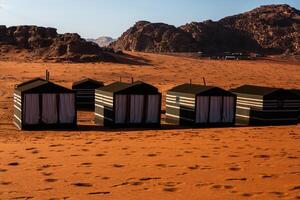 wadi rum deserto dentro Jordânia. em a pôr do sol. panorama do lindo areia padronizar em a duna. deserto panorama dentro Jordânia. foto