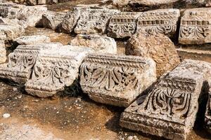 romano ruínas dentro a jordaniano cidade do Jerash. a ruínas do a murado greco-romano assentamento do gerasa somente lado de fora a moderno cidade. a jerash arqueológico museu. foto