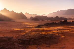 wadi rum deserto dentro Jordânia. em a pôr do sol. panorama do lindo areia padronizar em a duna. deserto panorama dentro Jordânia. foto