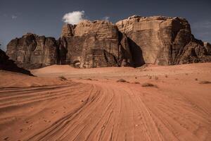 wadi rum deserto dentro Jordânia. em a pôr do sol. panorama do lindo areia padronizar em a duna. deserto panorama dentro Jordânia. foto