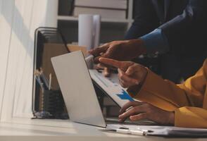 close-up da equipe de negócios analisando gráficos e gráficos de renda com computador portátil moderno. análise de negócios e conceito de estratégia. foto