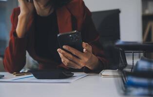 mulheres asiáticas estão estressadas enquanto trabalham no laptop, empresária asiática cansada com dor de cabeça no escritório, sentindo-se doente no trabalho, copie o espaço foto