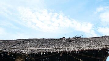 tradicional cobertura a partir de Indonésia com uma Claro azul céu durante a dia foto