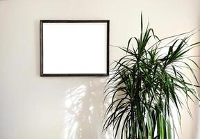 foto zombar acima esvaziar pintura quadro, Armação dentro luz interior fundo com a dracaena árvore. escandinavo estilo