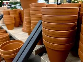 pilhas do terracota argila panelas para plantas para venda às uma jardim loja. foto