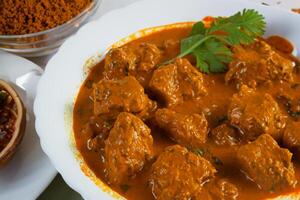 saborear a requintado Cordeiro ou carne Curry rendang, pronto para estar apreciado em eid al-adha, capturando a essência do celebração dentro uma perfeito foto, exibindo culinária domínio e festivo indulgência foto