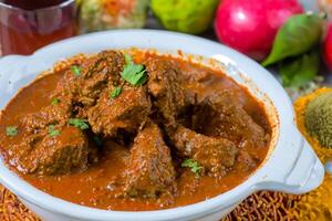 saborear a requintado Cordeiro ou carne Curry rendang, pronto para estar apreciado em eid al-adha, capturando a essência do celebração dentro uma perfeito foto, exibindo culinária domínio e festivo indulgência foto