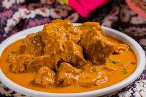 saborear a requintado Cordeiro ou carne Curry rendang, pronto para estar apreciado em eid al-adha, capturando a essência do celebração dentro uma perfeito foto, exibindo culinária domínio e festivo indulgência foto