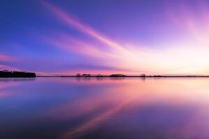 sereno águas uma feliz reflexão do uma lindo pastel lago e céu, Onde tranquilidade encontra da natureza paleta, criando uma harmonioso oásis do suave matizes e etéreo beleza foto