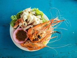 conjunto de frutos do mar de camarões e caranguejos com molho picante na Tailândia. foto