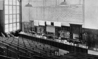 Sala de aula do a primeiro químico instituto do a universidade do Berlim, vintage gravação. foto