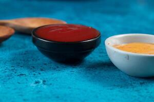 tomate molho e maionese mergulho servido dentro prato isolado em mesa topo Visão do sortido molho e mergulho foto