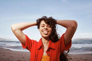 alegre verão Diversão. sorridente mulher abraçando liberdade e felicidade em uma ensolarado de praia foto