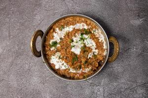 picante Dal makhni ou daal manteiga lentilha servido dentro karahi isolado em fundo topo Visão do Bangladesh Comida foto