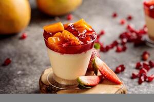 fruta bolo de queijo com morango, manga, abacaxi e romã sementes servido dentro copo isolado em de madeira borda topo Visão cafeteria queijo bolo Comida sobremesa foto