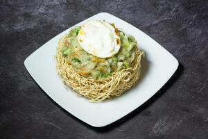 chinês chopsuey com ovo e Macarrão servido dentro prato isolado em cinzento fundo topo Visão do indiano e Bangladesh Comida foto