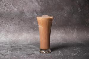 frio café com chocolate e creme servido dentro vidro isolado em fundo topo Visão do Bangladesh beber foto