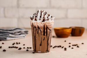 mocha cremoso deleite com gelo creme e chocolate lasca e café feijões servido dentro vidro isolado em mesa topo cafeteria sobremesa misturado beber foto