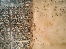 ai gerado denso urbano selva Visão a partir de acima vs escasso aberto deserto paisagem, contrastante humano habitação e natureza foto