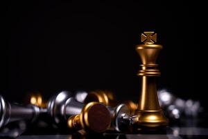 xadrez rei dourado é o último em pé no tabuleiro de xadrez, conceito de liderança empresarial bem sucedida foto