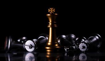 xadrez rei dourado é o último em pé no tabuleiro de xadrez, conceito de liderança empresarial bem sucedida foto