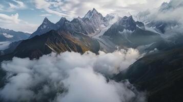 ai gerado majestoso coberto de neve montanhas, imponente picos envolto dentro nuvens, evocando uma sentido do grandeza e serenidade. foto