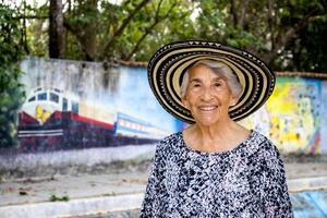 Senior mulher turista às a Macondo linear parque dentro Aracataca a local de nascimento do a colombiano literatura nobel prêmio Gabriel garcia marquez foto