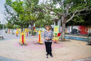 Senior mulher turista às a Macondo linear parque dentro Aracataca a local de nascimento do a colombiano literatura nobel prêmio Gabriel garcia marquez foto