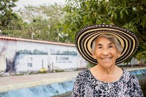 Senior mulher turista às a Macondo linear parque dentro Aracataca a local de nascimento do a colombiano literatura nobel prêmio Gabriel garcia marquez foto