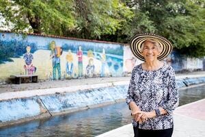 Senior mulher turista às a Macondo linear parque dentro Aracataca a local de nascimento do a colombiano literatura nobel prêmio Gabriel garcia marquez foto