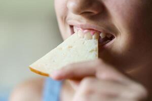 colheita feliz irreconhecível menina morder fresco queijo fatia foto