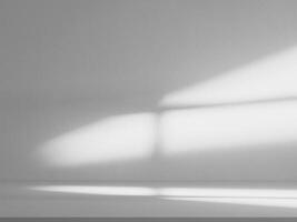 fundo branco parede estúdio com janela Luz das sombras cimento chão superfície textura, vazio cozinha quarto com pódio exibição, superior estante barra, pano de fundo concreto fundo, cosmético produtos foto