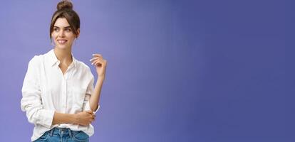 feminino e à moda moderno encantador menina com lacunado dentes e espinha posando dentro na moda branco blusa e volta brincos olhando esquerda Encantado e sensual com fofa sorrir sobre roxa fundo foto