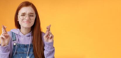 menina quer receber Bolsa de estudos positivo resposta universidade fechar olhos perseguindo lábios nervosamente implorando senhor Socorro Cruz dedos Boa sorte ansiosamente suplicante faço Sonhe venha verdadeiro, desejando bem foto