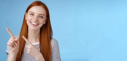 carismático amigáveis bonita ruiva extrovertido menina aguentar Fora amigos mostrando Boa Lugar, colocar sentar apreciar refeição apontando superior esquerda canto sorridente rindo alegremente ter Diversão recomendar promoção, publicidade foto