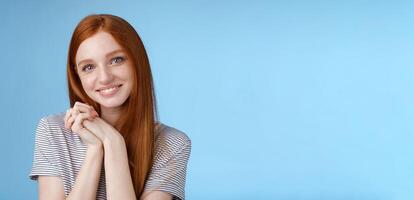 concurso romântico sincero jovem ruiva Adolescência menina encontrado amor Veja simpatia deleite pressione Palmeiras juntos fofa pose sorridente alegremente olhando Câmera paixão adorável sorriso, azul fundo foto