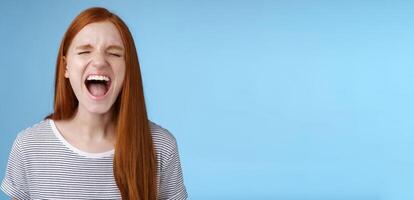 menina gritando Fora alto mostrando atitude levar Fora estresse ser alimentado acima reclamando acalme-se vida gritando fechadas olhos gritando chateado em pé incomodado angustiado azul fundo foto