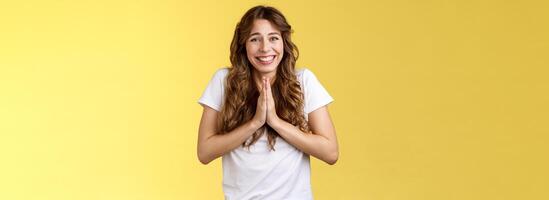 menina grato esforço agradecendo caro inferior coração apreciar Socorro sorridente Deleitado alegremente faço namaste gesto aguarde Palmeiras juntos orar súplica sorrindo esperançosamente Perguntando Favor foto