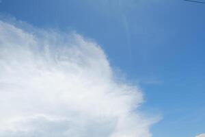 fundo do céu azul com pequenas nuvens foto