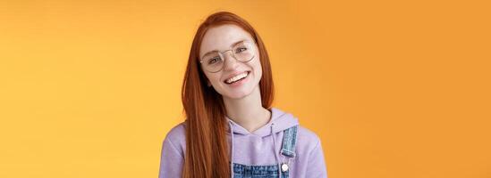 bem-estar, estilo de vida, pessoas conceito. atraente de aparência amigável sorridente ruiva jovem menina em linha reta grandes natural gengibre cabelo vestindo óculos rindo alegremente apreciar agradável relaxante cafeteria atmosfera foto