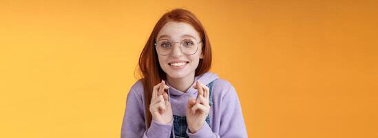 esperançoso jovem fofa boba sonhadores ruiva atraente menina gengibre em linha reta corte de cabelo vestindo óculos implorando senhor Socorro Cruz dedos Boa sorte desejo ganhar Sonhe venha verdade Rezar desejo Preencha foto