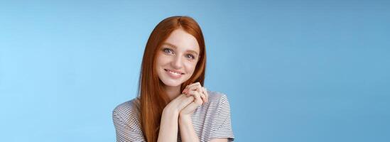 concurso romântico sincero jovem ruiva Adolescência menina encontrado amor Veja simpatia deleite pressione Palmeiras juntos fofa pose sorridente alegremente olhando Câmera paixão adorável sorriso, azul fundo foto