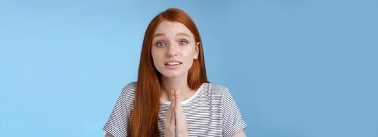 fofa europeu ruiva menina azul olhos em linha reta grandes gengibre Penteado fazer promessa implorando você Socorro pressione Palmeiras juntos Rezar dizer por favor dizendo precisar Favor preocupado implorando, azul fundo foto