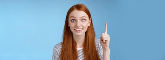 menina fez excelente sugestão pensar acima ótimo idéia levantando índice dedo eureka obteve isto gesto sorridente emocionados quer compartilhar plano equipe Falando Veja Câmera excitação alegria, em pé azul fundo foto