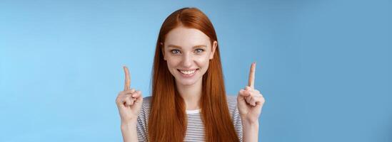 determinado boa aparência ruiva fêmea aluna entrar Faculdade final decisão apontando acima índice dedos elevado com confiança sorridente branco dentes Veja Câmera assertivo dando recomendação o que escolher foto