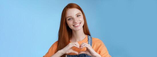 amor você. atraente romântico concurso ruiva sorridente □ Gentil namorada azul olhos sardas mostrar coração peito expressar simpatia romântico positivo atitude confessar apaixonado profundo sentimentos, sorrindo fofa foto