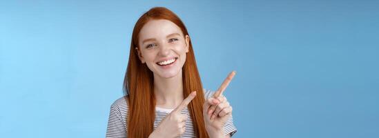 carismático amigáveis bonita ruiva extrovertido menina aguentar Fora amigos mostrando Boa Lugar, colocar sentar apreciar refeição apontando superior esquerda canto sorridente rindo alegremente ter Diversão recomendar promoção, publicidade foto