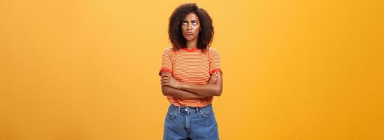 porque vida tão injusto. retrato do fofa ofendido e sombrio descontente africano americano jovem mulher com afro Penteado mau humor fazendo beicinho cruzando braços em peito olhando acima com inveja ou ciúmes foto