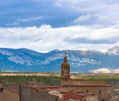 panorama com uma montanha cume e pequeno capela, Espanha foto