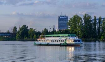 navio em a daugava rio dentro rigi dentro Letônia 1 foto